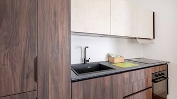 Frigorifero, microonde, forno, piano cottura