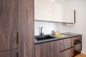 Jääkaappi, mikroaaltouuni, uuni, liesi