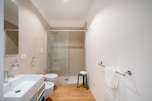 Suihku, hiustenkuivaaja, pyyhkeet