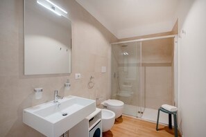 Shower, hair dryer, towels - Apartment 'Costa Del Sud' with Sea View, Wi-Fi and Air Conditioning (Bari)