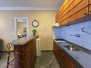 Een koelkast, een microgolfoven, een kookplaat