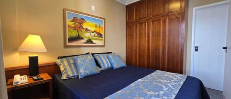 1 室のベッドルーム、セーフティボックス (室内)、デスク、アイロン / アイロン台