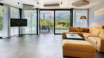 Fernseher, Tischtennisplatte