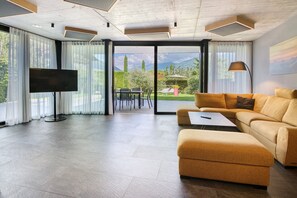 TV, ping pong - Apartment 'Faselehof  Ivy' with Mountain View, Shared Pool and Wi-Fi (Marlengo)