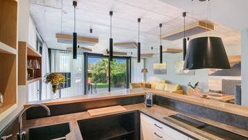 Kühlschrank, Herdplatte, Geschirrspüler, Wasserkocher