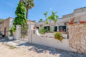 Property grounds - Apartment 'La Corte Del Geco' with Private Terrace, Wi-Fi and Air Conditioning (Torre Lapillo)