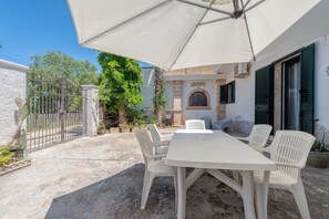 Outdoor dining - Apartment 'La Corte Del Geco' with Private Terrace, Wi-Fi and Air Conditioning (Torre Lapillo)