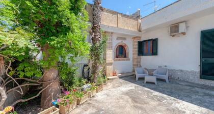 Apartment 'La Corte Del Geco' with Private Terrace, Wi-Fi and Air Conditioning