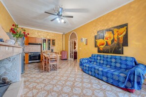 TV, fireplace - Apartment 'La Corte Del Geco' with Private Terrace, Wi-Fi and Air Conditioning (Torre Lapillo)