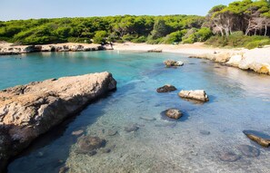 A coastal landscape with clear water, rocks, and greenery. - Holiday Home 'Julia' with Private Terrace and Air Conditioning (nardò)