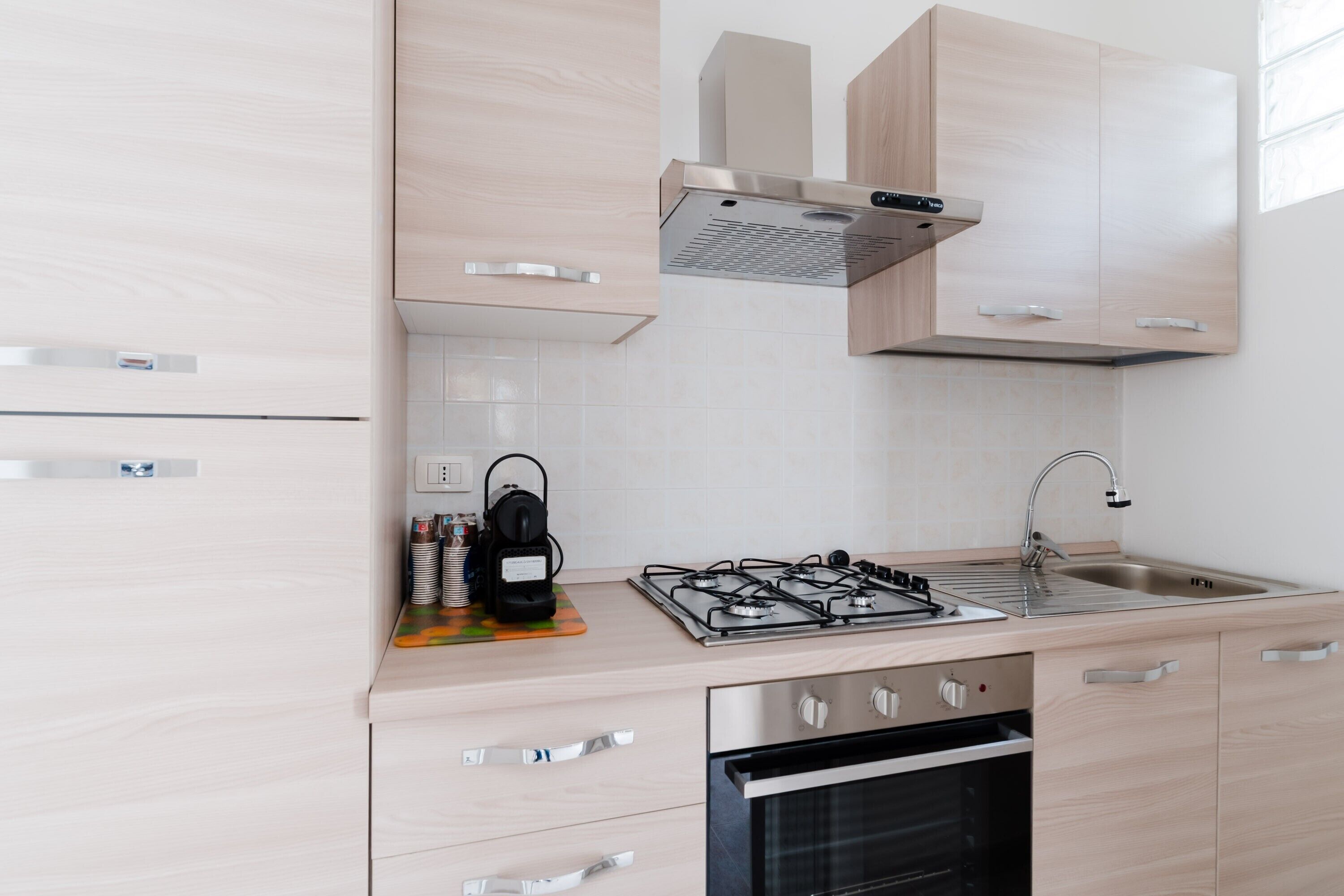 Kühlschrank, Ofen, Herdplatte, Wasserkocher mit Kaffee-/Teezubehör