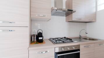 Kühlschrank, Ofen, Herdplatte, Wasserkocher mit Kaffee-/Teezubehör