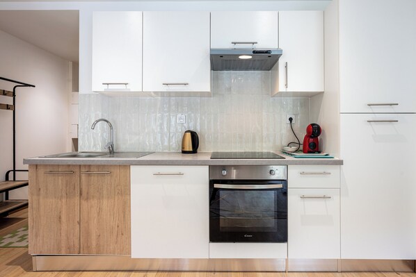 Réfrigérateur, micro-ondes, four, plaque de cuisson