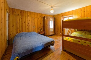 2 bedrooms, iron/ironing board, free WiFi