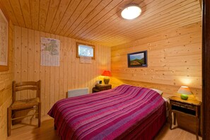 2 bedrooms, iron/ironing board, free WiFi - Apartment 'Gite La Ferme' with Mountain View, Balcony and Wi-Fi (Talloires-Montmin)