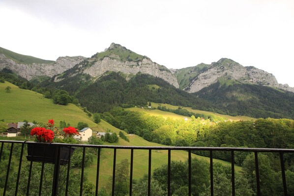 Property grounds - Apartment 'Gite La Ferme' with Mountain View, Balcony and Wi-Fi (Talloires-Montmin)