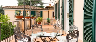 Apartment 'Lucca Storica' with Private Terrace, Balcony and Wi-Fi