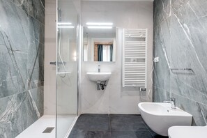 Regadera, secadora de cabello, toallas 