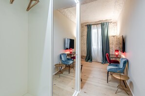 Interior - 'Rossa' Room with Wi-Fi and Air Conditioning (Firenze)