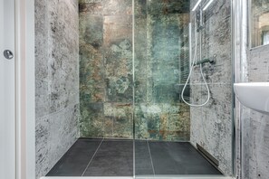 Douche, sĂšche-cheveux, serviettes fournies