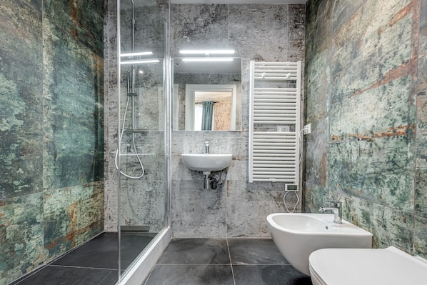 Dusche, Haartrockner, Handtücher
