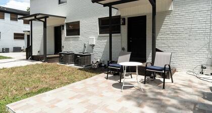 Remodeled unit steps from San Marco cafes and shops and near Riverwalk