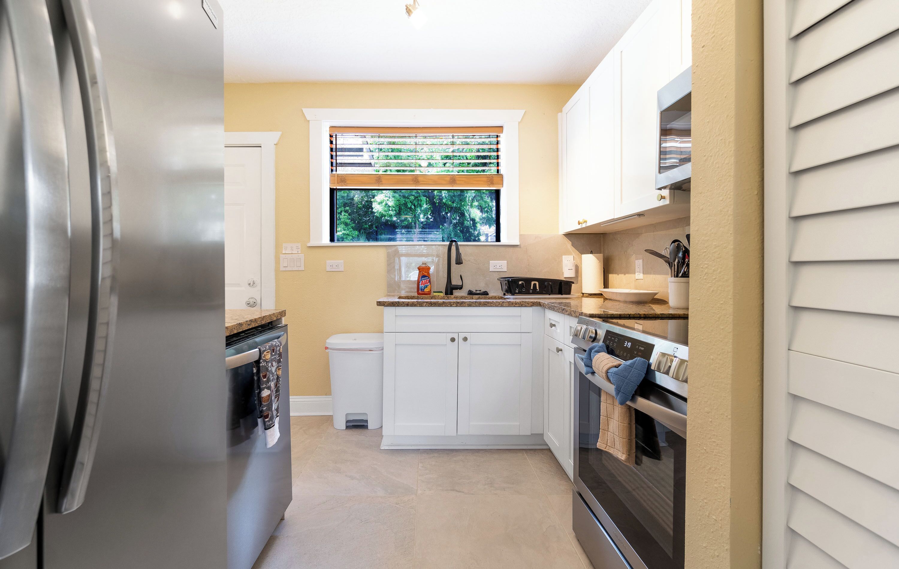 Een magnetron, een oven, een kookplaat, een vaatwasser