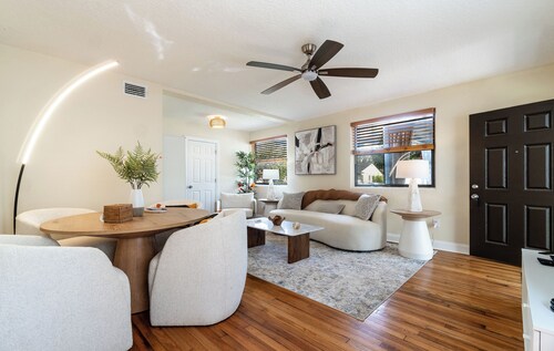 Remodeled unit steps from San Marco cafes and shops and near Riverwalk