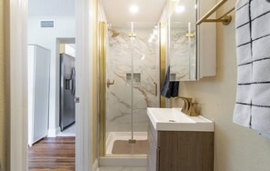 Shower, hair dryer, towels, soap - Remodeled unit steps from San Marco cafes and shops and near Riverwalk (Jacksonville)