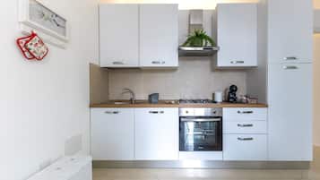 Refrigerador, horno, parrilla de estufa y cafetera y tetera