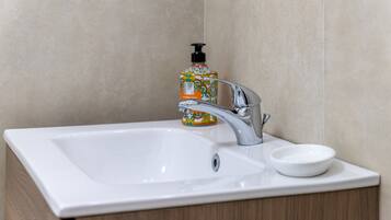 Een douche, een haardroger, handdoeken