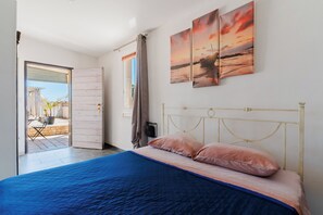 3 bedrooms, bed sheets