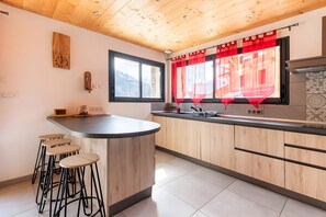 Fridge, microwave, dishwasher, coffee/tea maker