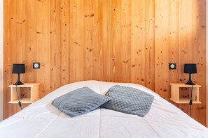 5 dormitoris, planxa i posts de planxar, wifi gratuïta i roba de llit 