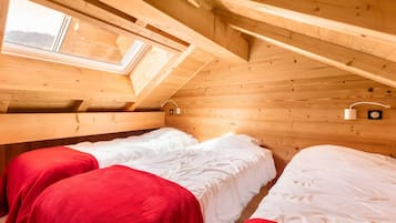 5 bedrooms, iron/ironing board, free WiFi, bed sheets