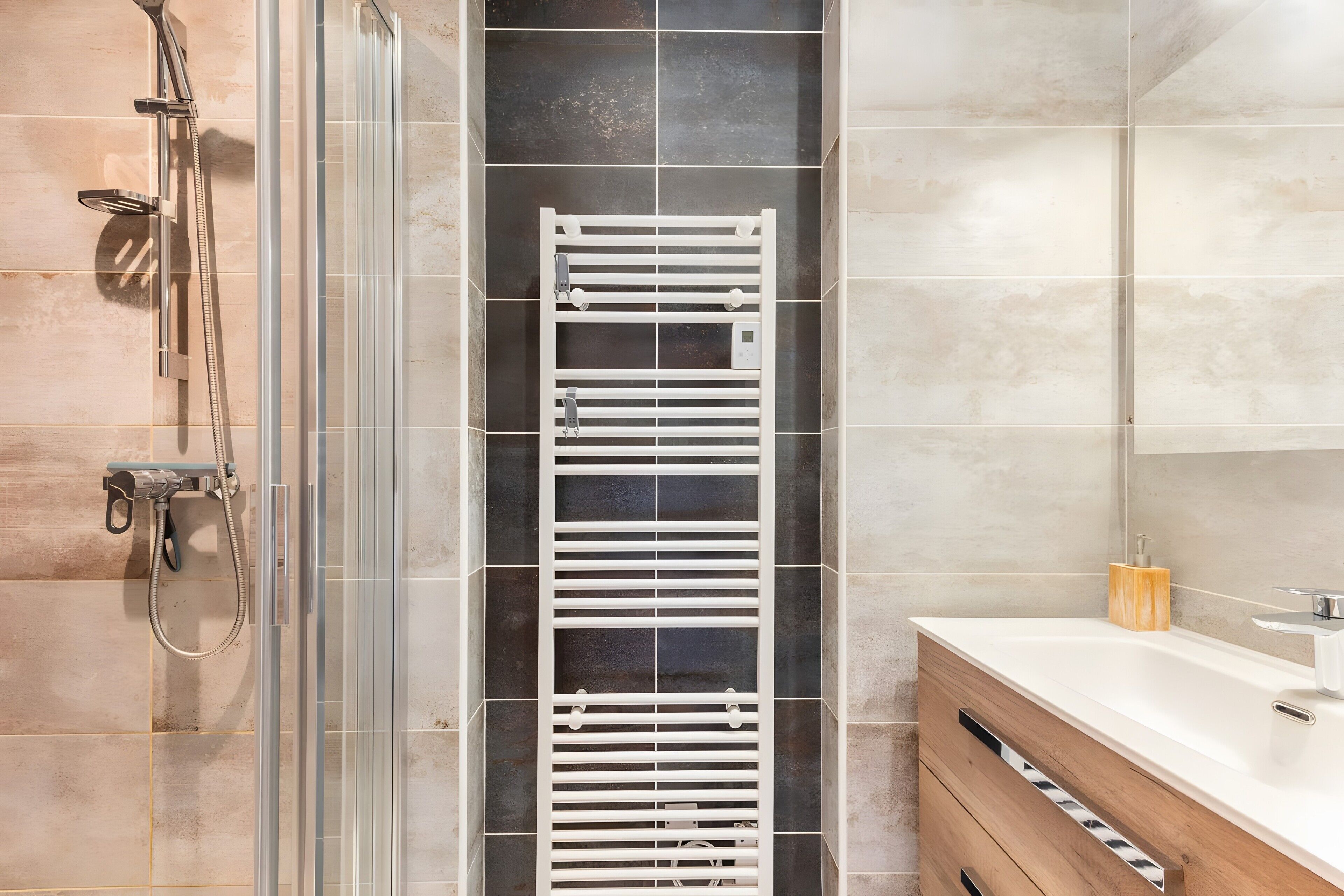 Dusj, hårføner og håndklær