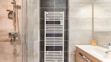 Dusj, hårføner og håndklær