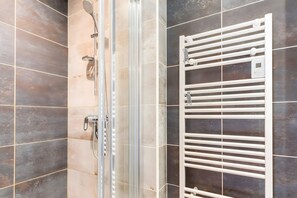 Dusche, Haartrockner, Handtücher