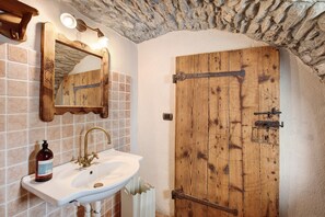 Een douche, een haardroger, handdoeken