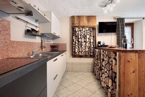 Kühlschrank, Mikrowelle, Herdplatte, Geschirrspüler