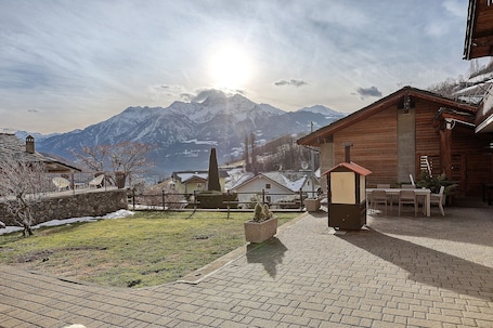 Outdoor dining. Apartment 'Karen The Ski House' with Mountain View, Shared Garden and Wi-Fi