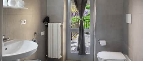 Shower, hair dryer, towels