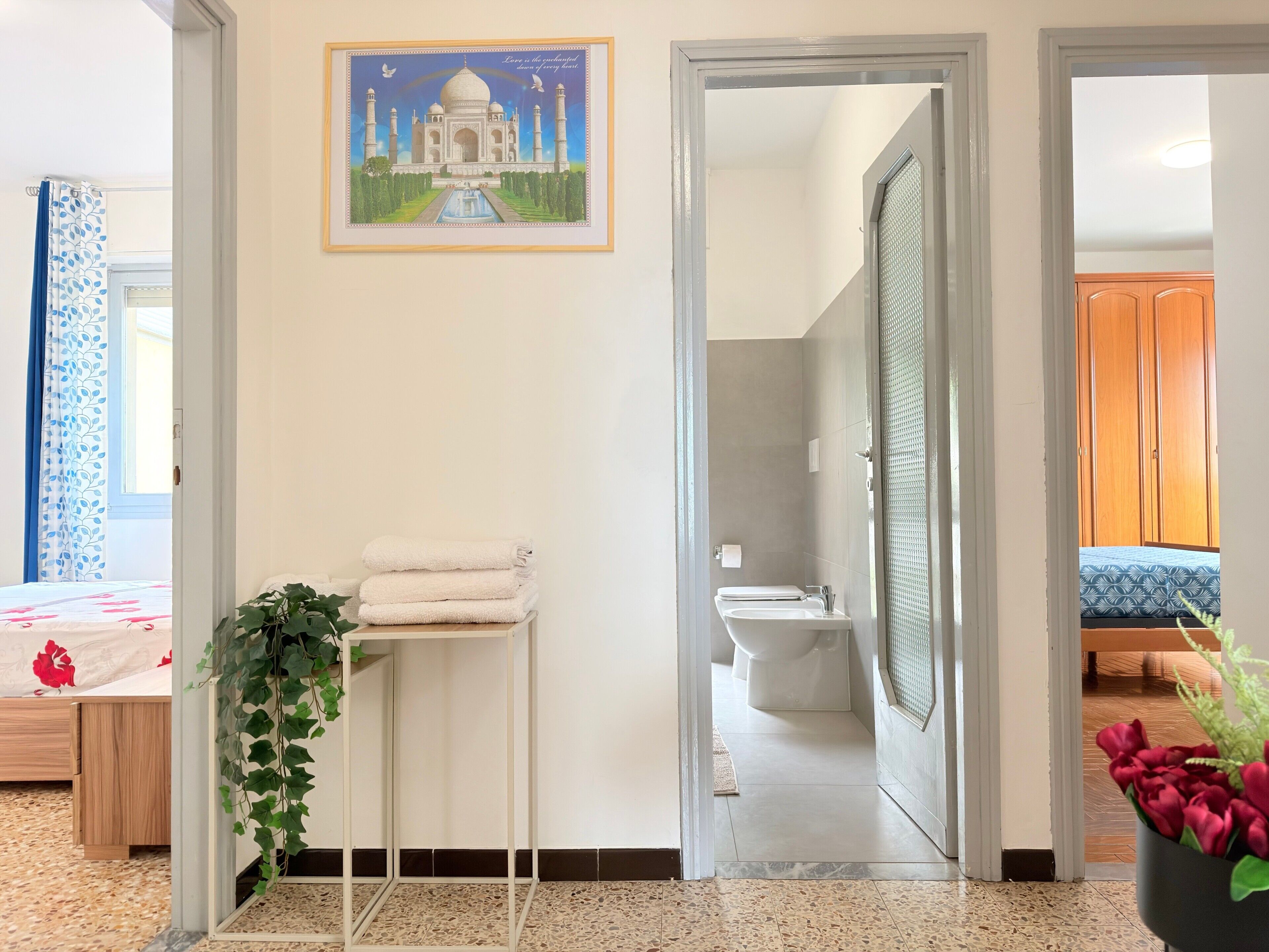 Una camera d'albergo con un letto, un bagno e vista all'esterno.