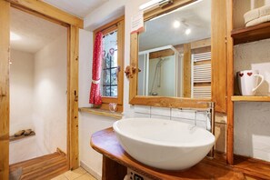 Shower, hair dryer, towels - Apartment 'La Meisonetta' with Shared Terrace, Shared Garden and Wi-Fi (Charvensod)