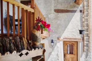 Exterior detail - Apartment 'La Meisonetta' with Shared Terrace, Shared Garden and Wi-Fi (Charvensod)