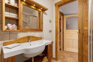 Shower, hair dryer, towels - Apartment 'Lo Baou' with Shared Terrace, Shared Garden and Wi-Fi (Charvensod)