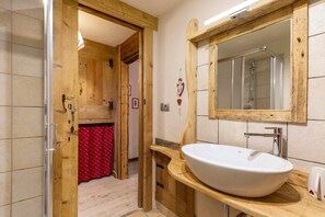 Een douche, een haardroger, handdoeken