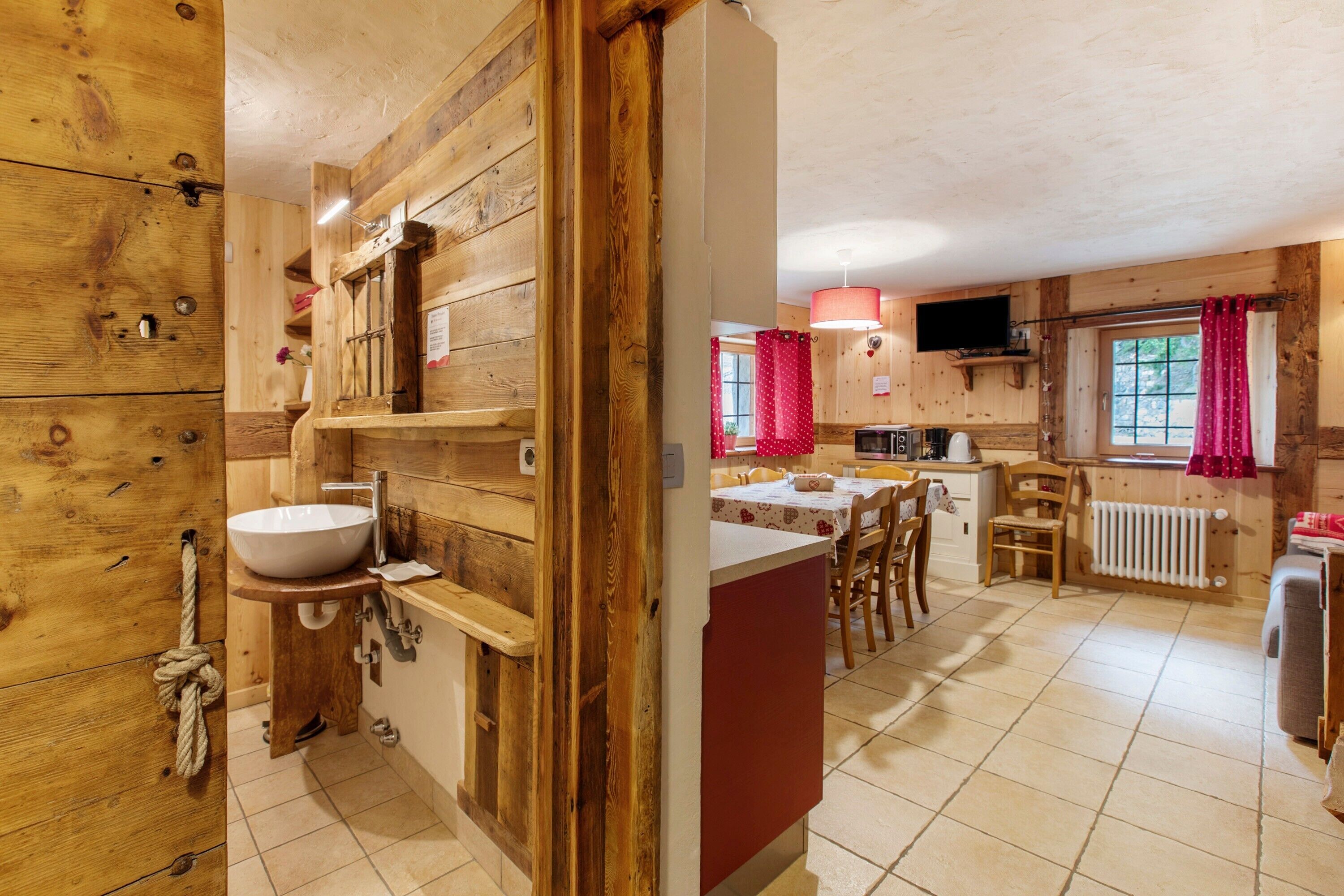 Køleskab, mikrobølgeovn, kogeplade, kaffe-/temaskine