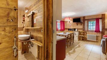 Køleskab, mikrobølgeovn, kogeplade, kaffe-/temaskine