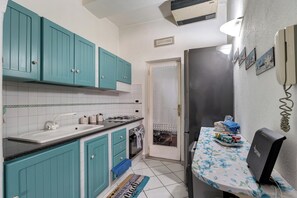 Kühlschrank, Ofen, Herdplatte, Wasserkocher mit Kaffee-/Teezubehör